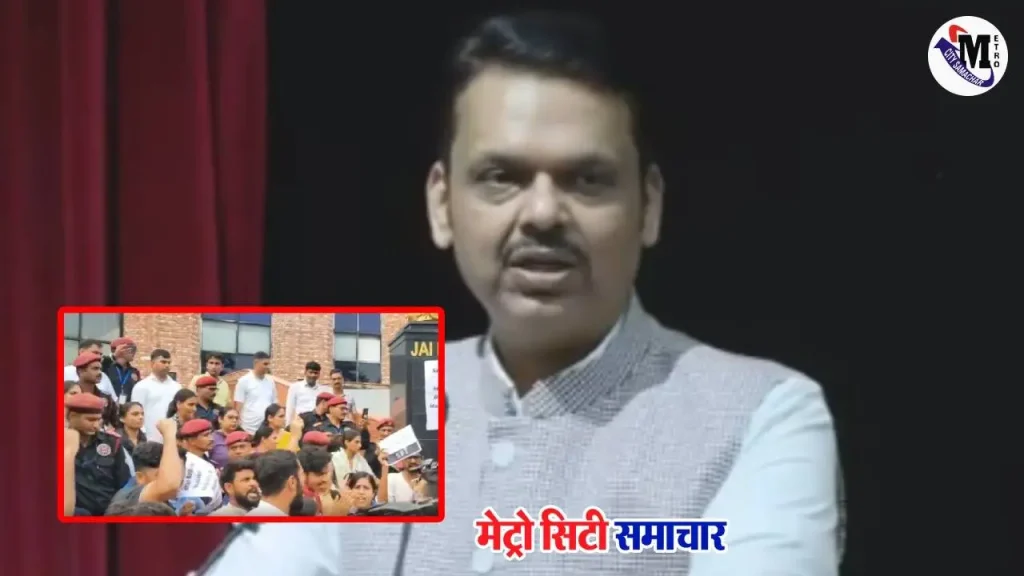 छात्रों ने JNU में मुख्यमंत्री फडणवीस के खिलाफ मराठी भाषा केंद्र को लेकर प्रदर्शन किया