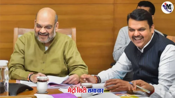 महाराष्ट्र के उपमुख्यमंत्री देवेंद्र फडणवीस केंद्रीय गृह मंत्री अमित शाह से दिल्ली में बातचीत करते हुए