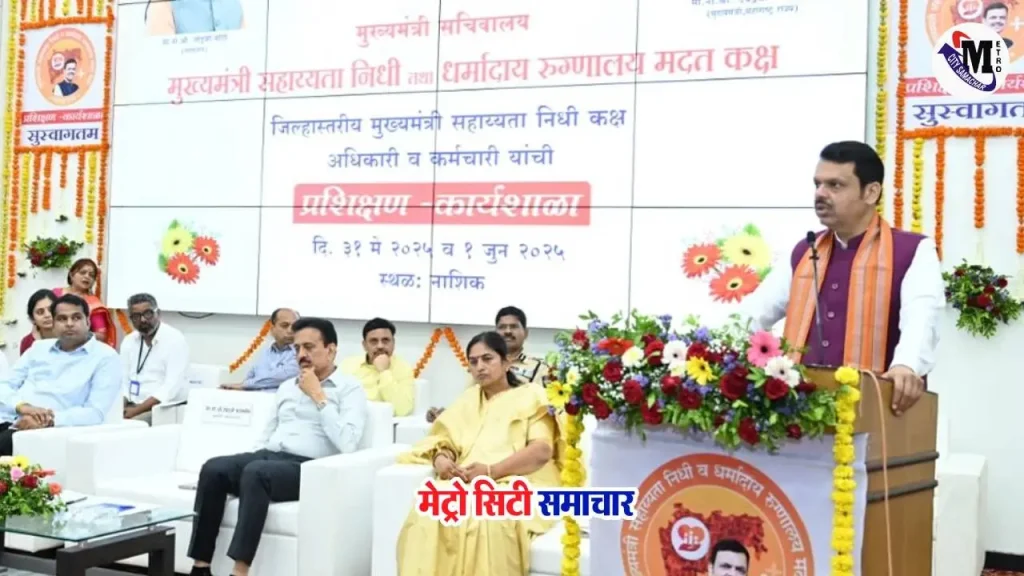मुख्यमंत्री सहायता निधि के तहत पालघर में इलाज के लिए आर्थिक मदद लेते मरीज