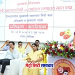 मुख्यमंत्री सहायता निधि के तहत पालघर में इलाज के लिए आर्थिक मदद लेते मरीज