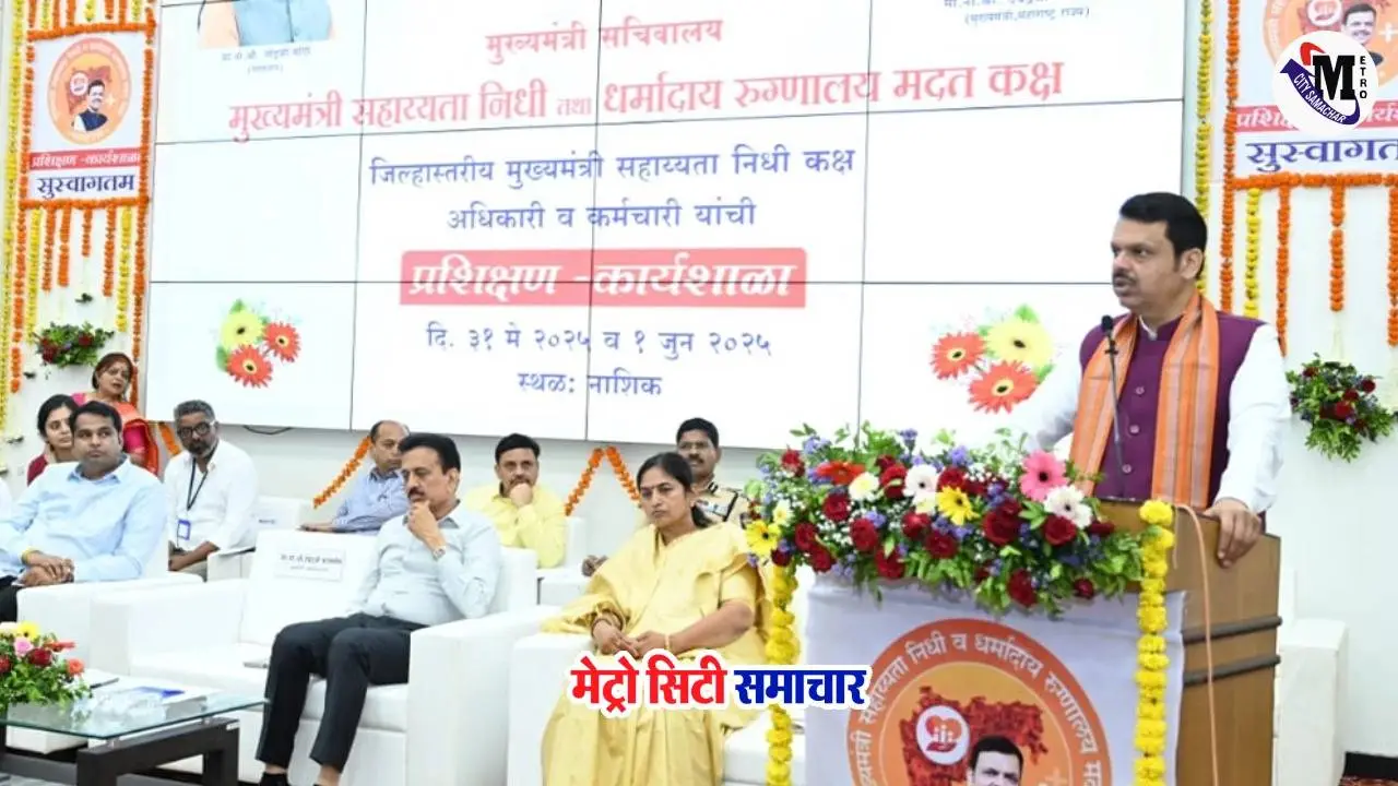 मुख्यमंत्री सहायता निधि के तहत पालघर में इलाज के लिए आर्थिक मदद लेते मरीज