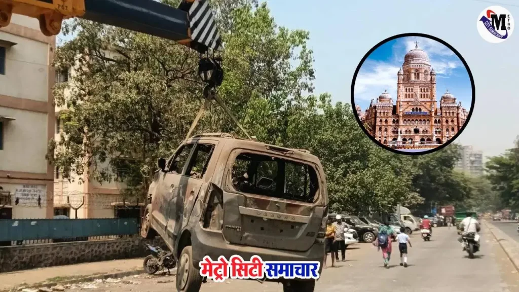 सड़क किनारे खड़े लावारिस वाहनों को हटाती ट्रैफिक पुलिस और मनपा टीम