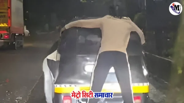 नवी मुंबई में बारिश के दौरान रिक्शा पर स्टंट करते युवक