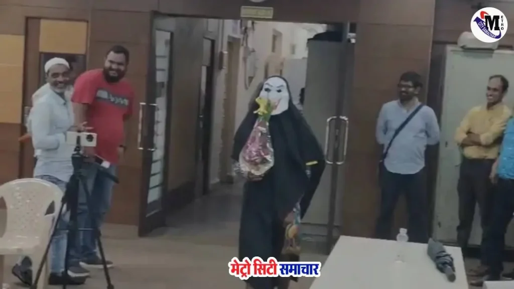 VVMC कार्यालय के बाहर भूतों के भेष में नागरिकों का विरोध प्रदर्शन