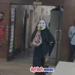 VVMC कार्यालय के बाहर भूतों के भेष में नागरिकों का विरोध प्रदर्शन