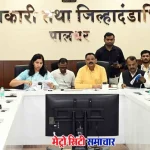 पालघर में धरती आबा योजना की समीक्षा करते हुए मंत्री अशोक उईके