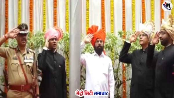 ठाणे में स्वतंत्रता दिवस समारोह में तिरंगा फहराते एकनाथ शिंदे