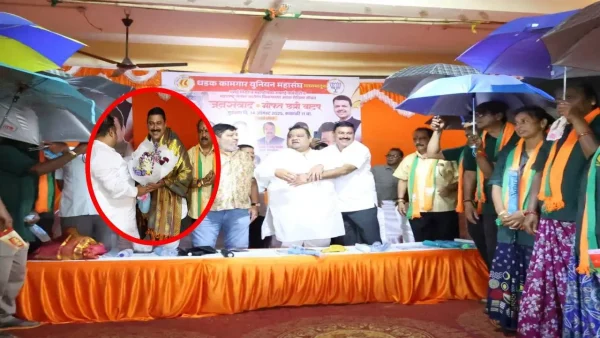 वसई यूनियन छाता वितरण और जनसंवाद