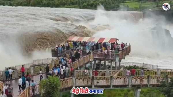 नांदेड़ सहस्रकुंड धबधबे पर भारी भीड़ और SP की सुरक्षा अपील