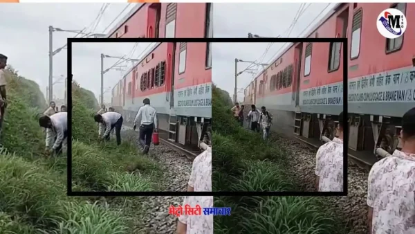 इगतपुरी के पास रेलवे ट्रैक पर खड़ी कामायनी एक्सप्रेस, इंजन में से धुआँ उठते दिख रहा है, अधिकारी निरीक्षण करते हुए