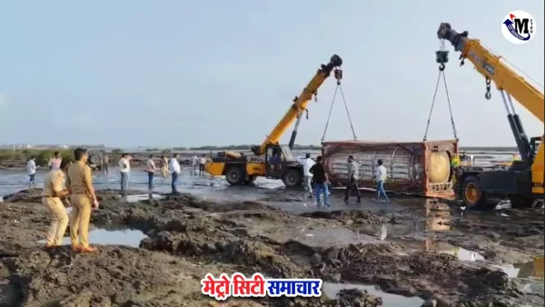 पालघर पुलिस ने संदिग्ध कंटेनर की जांच की