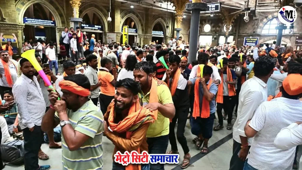 मराठा आंदोलन सीएसएमटी स्टेशन पर हंगामा और भीड़ की तस्वीर