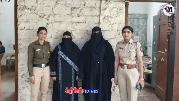 पुणे में फर्जी IPS मां-बेटी जूते की दुकान में ठगी करते हुए सीसीटीवी फुटेज