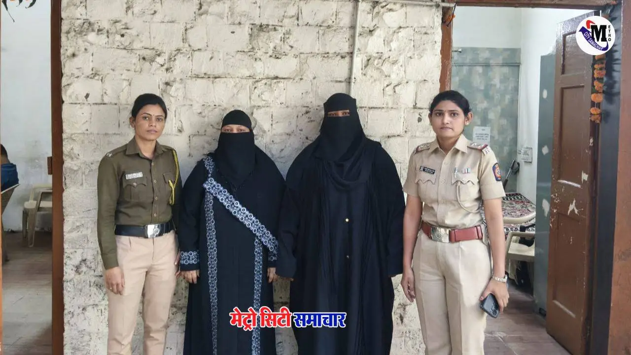 पुणे में फर्जी IPS मां-बेटी जूते की दुकान में ठगी करते हुए सीसीटीवी फुटेज