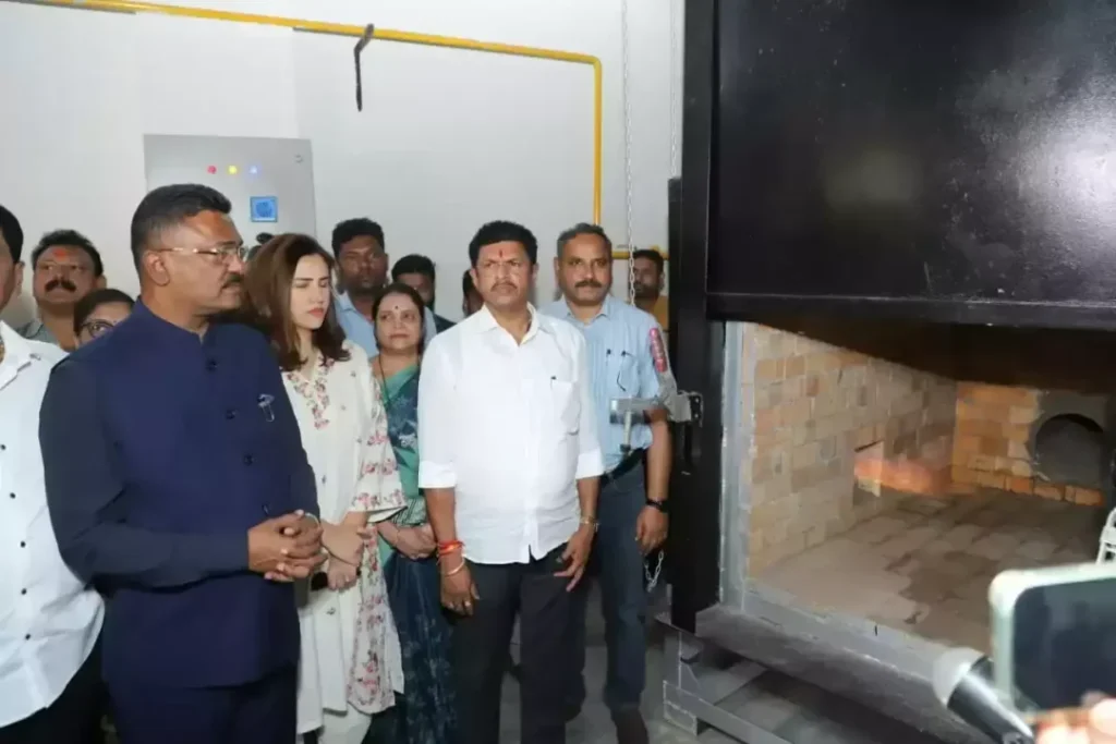 ठाणे में पालतू जानवरों के लिए पहले गैस-आधारित श्मशान का उद्घाटन करते परिवहन मंत्री प्रताप सरनाईक