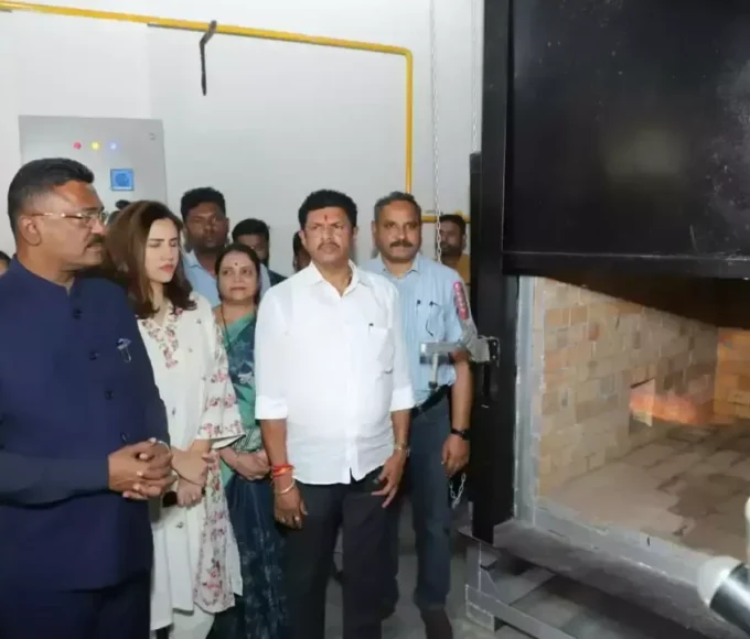 ठाणे में पालतू जानवरों के लिए पहले गैस-आधारित श्मशान का उद्घाटन करते परिवहन मंत्री प्रताप सरनाईक