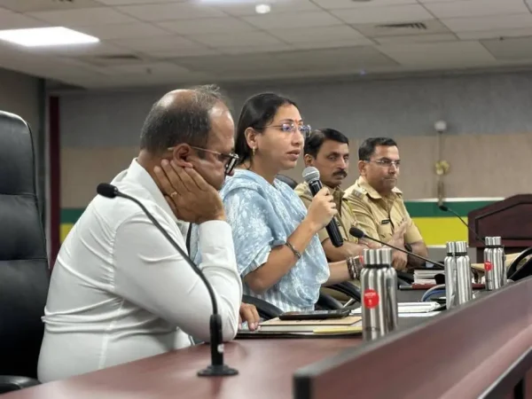 वसई में रिक्शा सेवा सुधार बैठक का दृश्य