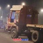 मुंबई के कुर्ला नेहरू नगर पुल पर कंटेनर और सीमेंट मिक्सर की टक्कर के बाद क्षतिग्रस्त वाहन