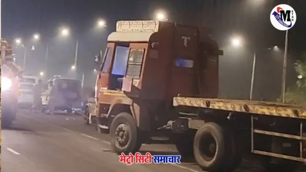 मुंबई के कुर्ला नेहरू नगर पुल पर कंटेनर और सीमेंट मिक्सर की टक्कर के बाद क्षतिग्रस्त वाहन