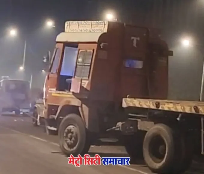 मुंबई के कुर्ला नेहरू नगर पुल पर कंटेनर और सीमेंट मिक्सर की टक्कर के बाद क्षतिग्रस्त वाहन