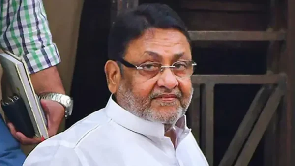 आशीष शेलार पत्रकारों से नवाब मलिक और BJP के गठबंधन मुद्दे पर बात करते हुए