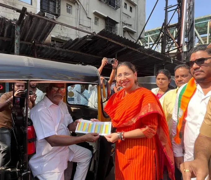 वसई में मीटर रिक्शा सेवा के शुभारंभ कार्यक्रम की तस्वीर