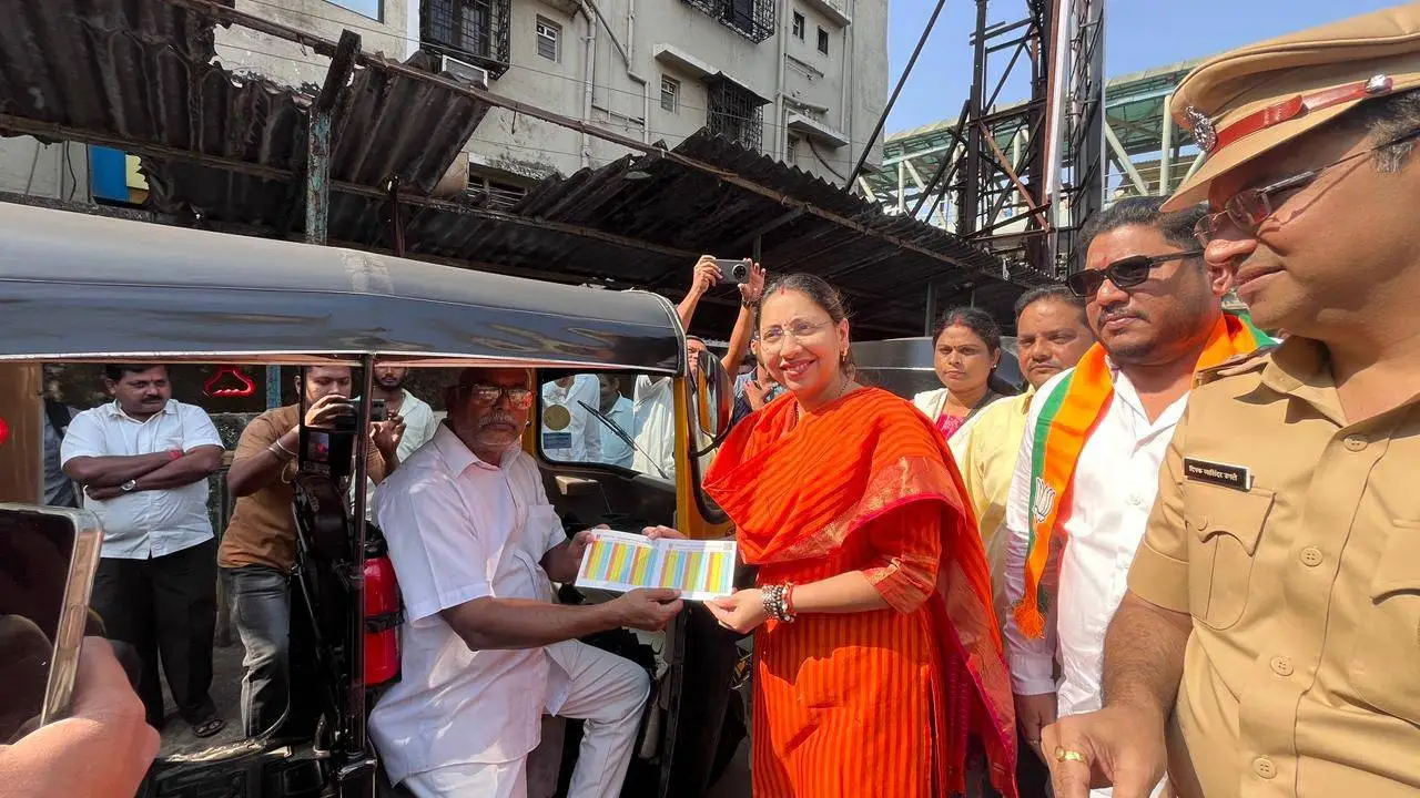 वसई में मीटर रिक्शा सेवा के शुभारंभ कार्यक्रम की तस्वीर