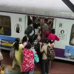 कल्याण रेलवे स्टेशन पर लोकल ट्रेन के महिला डिब्बे में युवती के साथ मारपीट करती महिला यात्री, वायरल वीडियो का दृश्य।