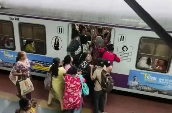 कल्याण रेलवे स्टेशन पर लोकल ट्रेन के महिला डिब्बे में युवती के साथ मारपीट करती महिला यात्री, वायरल वीडियो का दृश्य।