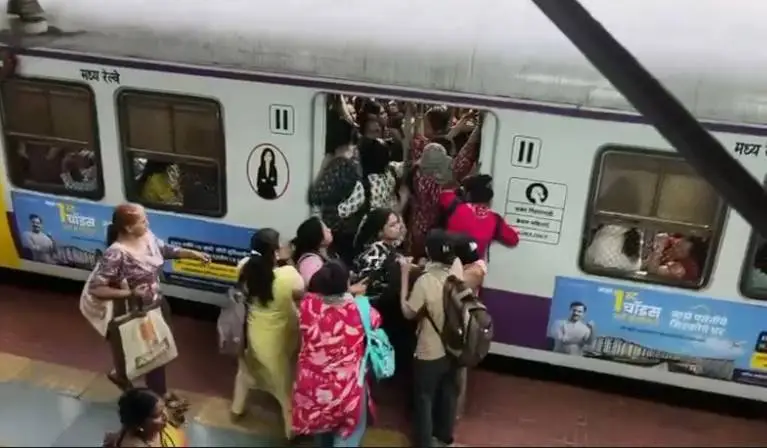 कल्याण रेलवे स्टेशन पर लोकल ट्रेन के महिला डिब्बे में युवती के साथ मारपीट करती महिला यात्री, वायरल वीडियो का दृश्य।