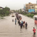 वसई-विरार में प्रस्तावित जल संग्रहण तालाब परियोजना के तहत बाढ़ नियंत्रण कार्य की तैयारी और मानसून के दौरान जलभराव का दृश्य।