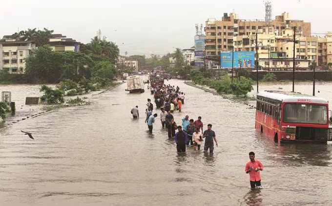 वसई-विरार में प्रस्तावित जल संग्रहण तालाब परियोजना के तहत बाढ़ नियंत्रण कार्य की तैयारी और मानसून के दौरान जलभराव का दृश्य।