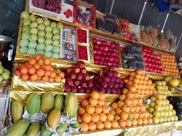 मालाड पश्चिम में फलों पर चूहे मारने की दवा लगाने के आरोप में पुलिस कार्रवाई