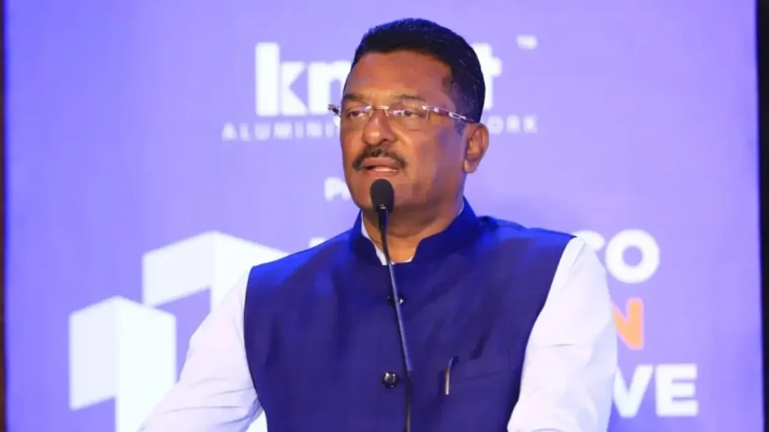 ई-चालान विवाद पर ट्रांसपोर्टरों के साथ बैठक करते परिवहन मंत्री प्रताप सरनाईक