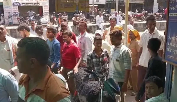 अमरावती में पेट्रोल पंप पर लगी लंबी कतार और गैस सिलेंडर के लिए इंतजार करते लोग