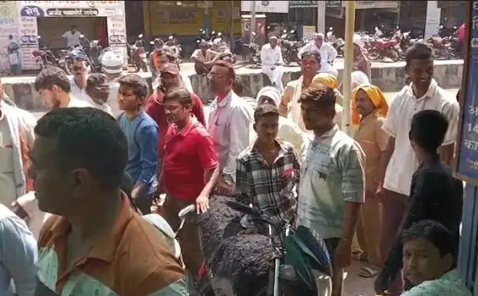 अमरावती में पेट्रोल पंप पर लगी लंबी कतार और गैस सिलेंडर के लिए इंतजार करते लोग