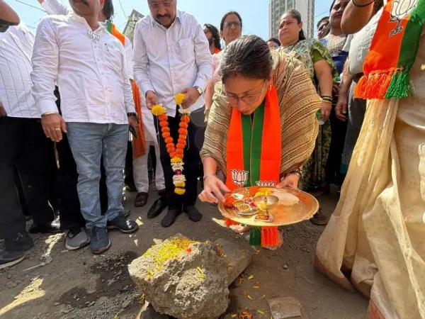 वसई में सड़क और गटर निर्माण का शुभारंभ