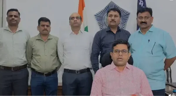 मुंबई क्राइम ब्रांच द्वारा फर्जी डीसीपी बनकर सरकारी नौकरी और तबादले के नाम पर ठगी करने वाले गिरोह के चार आरोपी गिरफ्तार।