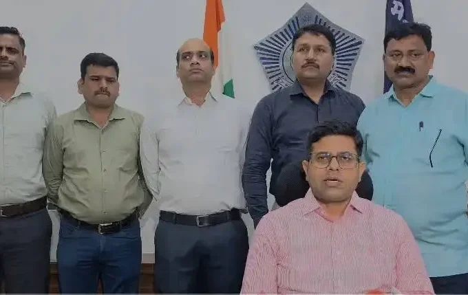 मुंबई क्राइम ब्रांच द्वारा फर्जी डीसीपी बनकर सरकारी नौकरी और तबादले के नाम पर ठगी करने वाले गिरोह के चार आरोपी गिरफ्तार।
