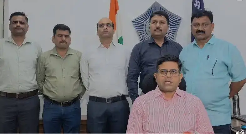मुंबई क्राइम ब्रांच द्वारा फर्जी डीसीपी बनकर सरकारी नौकरी और तबादले के नाम पर ठगी करने वाले गिरोह के चार आरोपी गिरफ्तार।