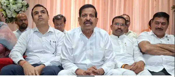 वसई-विरार बाढ़ पर प्रेस कॉन्फ्रेंस करते पालघर के पालक मंत्री गणेश नाइक, 250 मिमी बारिश, ग्लोबल वार्मिंग और अवैध निर्माण को बताया कारण।