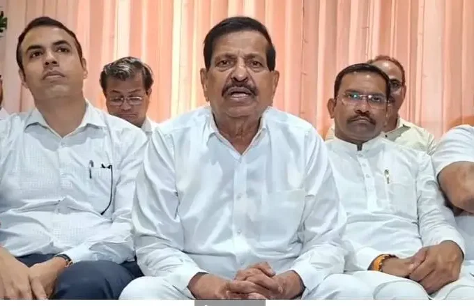 वसई-विरार बाढ़ पर प्रेस कॉन्फ्रेंस करते पालघर के पालक मंत्री गणेश नाइक, 250 मिमी बारिश, ग्लोबल वार्मिंग और अवैध निर्माण को बताया कारण।