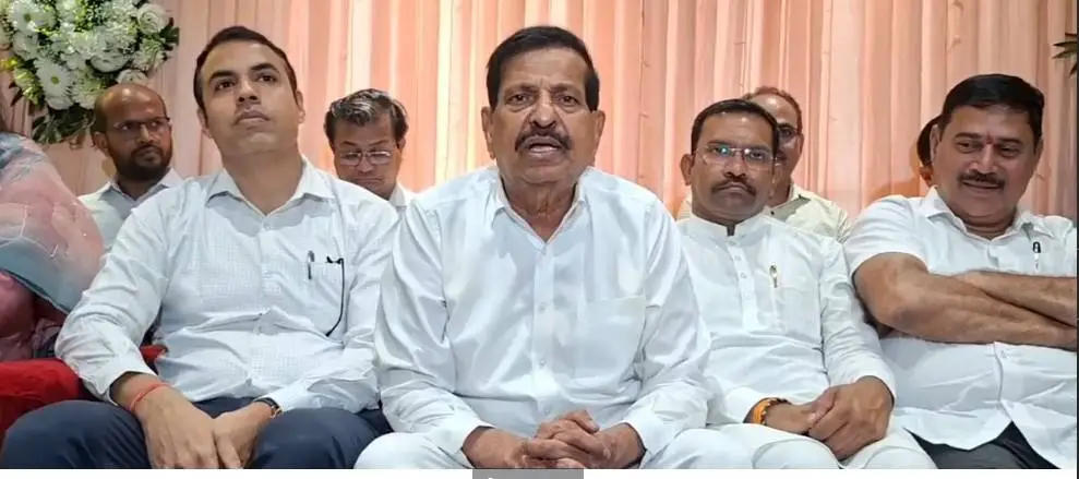 वसई-विरार बाढ़ पर प्रेस कॉन्फ्रेंस करते पालघर के पालक मंत्री गणेश नाइक, 250 मिमी बारिश, ग्लोबल वार्मिंग और अवैध निर्माण को बताया कारण।