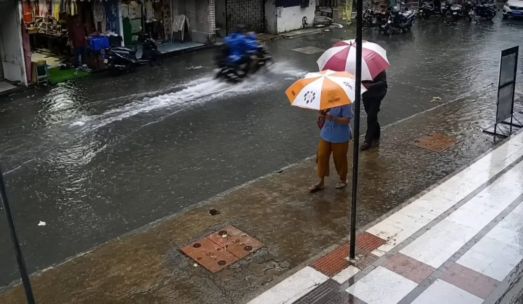 वसई में महिला पर गिरा टिन शेड, CCTV में कैद हुआ हादसा