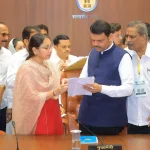 वसई-विरार में बाढ़ और जलभराव की समस्या को लेकर विधायक स्नेहा दुबे-पंडित मुख्यमंत्री देवेंद्र फडणवीस को ज्ञापन सौंपते हुए।