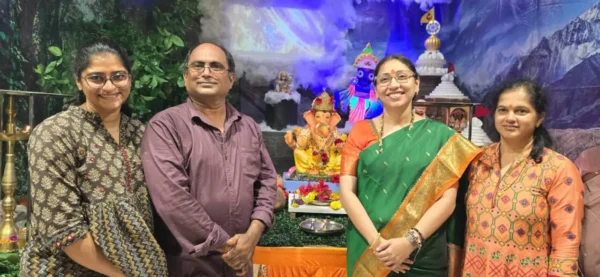 विरार में श्रीकृष्ण से जगन्नाथ पुरी चलचित्र झांकी देखते हुए विधायक स्नेहा दुबे-पंडित