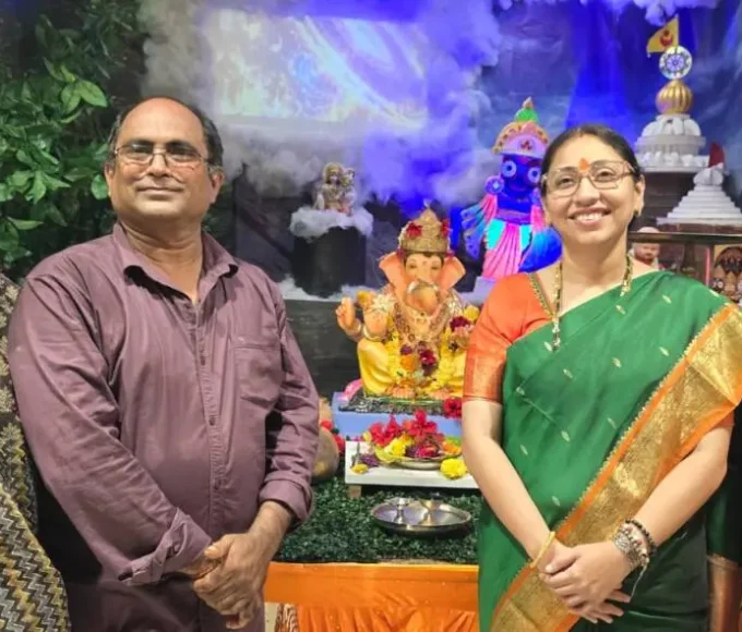 विरार में श्रीकृष्ण से जगन्नाथ पुरी चलचित्र झांकी देखते हुए विधायक स्नेहा दुबे-पंडित