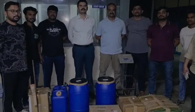 ड्रम और बक्सों में रखी सामग्री के साथ जांच टीम के सदस्यों की प्राप्त तस्वीर